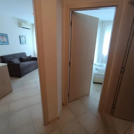 On The Third Floor In Emberli Aparthotel. شقة 3*